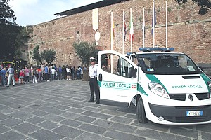 furgone polizia locale al castello