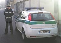 agente e auto polizia municipale