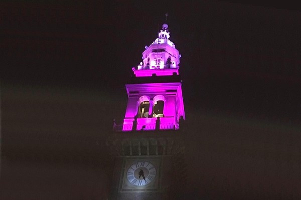 la torre civica colorata di viola per un'edizione precedente