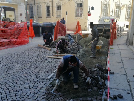 i lavori di sistemazione del porfido in via Mameli