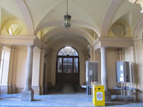 l'ingresso della biblioteca civica