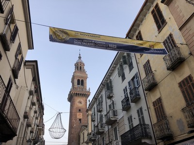 lo striscione contro la violenza sulle donne e la torre civica