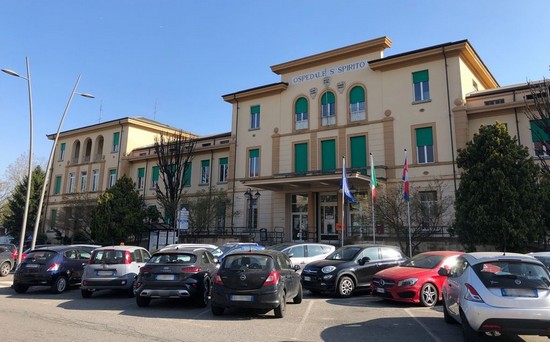 il parcheggio antistante l'ingresso dell'ospedale