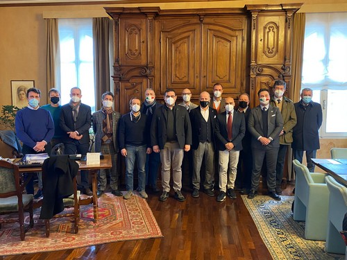 foto di gruppo dei sottoscrittori dell'atto