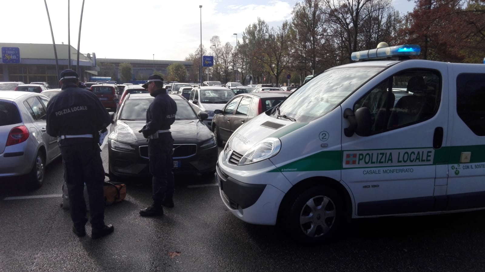 foto di archivio di agenti durante controlli