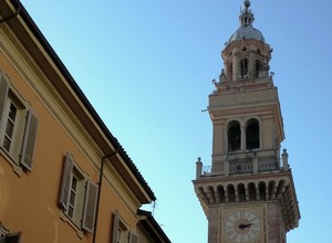 la torre civica illuminata di lilla