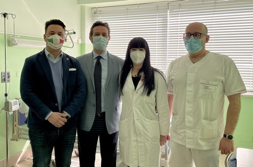 foto di gruppo nel reparto di oncologia