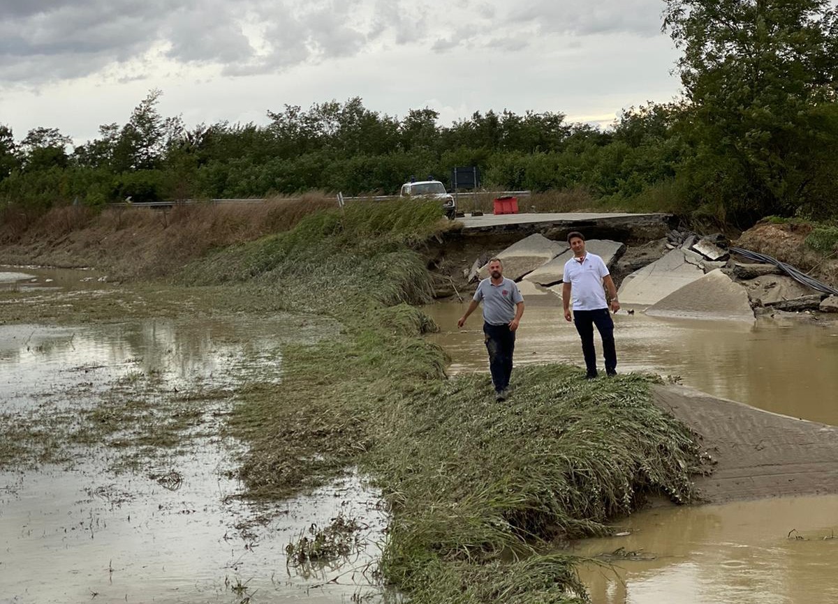 il sindaco Riboldi e il coordinatore Amich sui loghi dell'esondazione