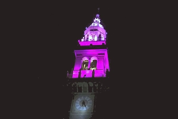 la torre civica illuminata di lilla