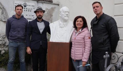 un momento della posa del busto al cimitero