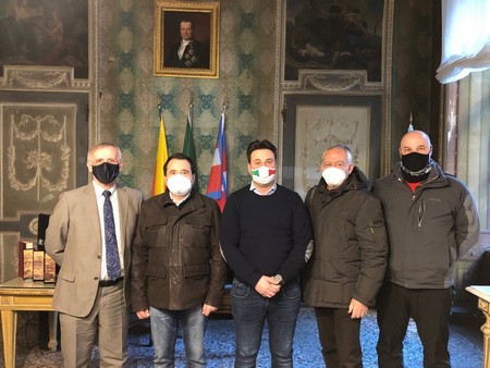 foto di gruppo con sindaco riboldi e direttore e tecnici aipo