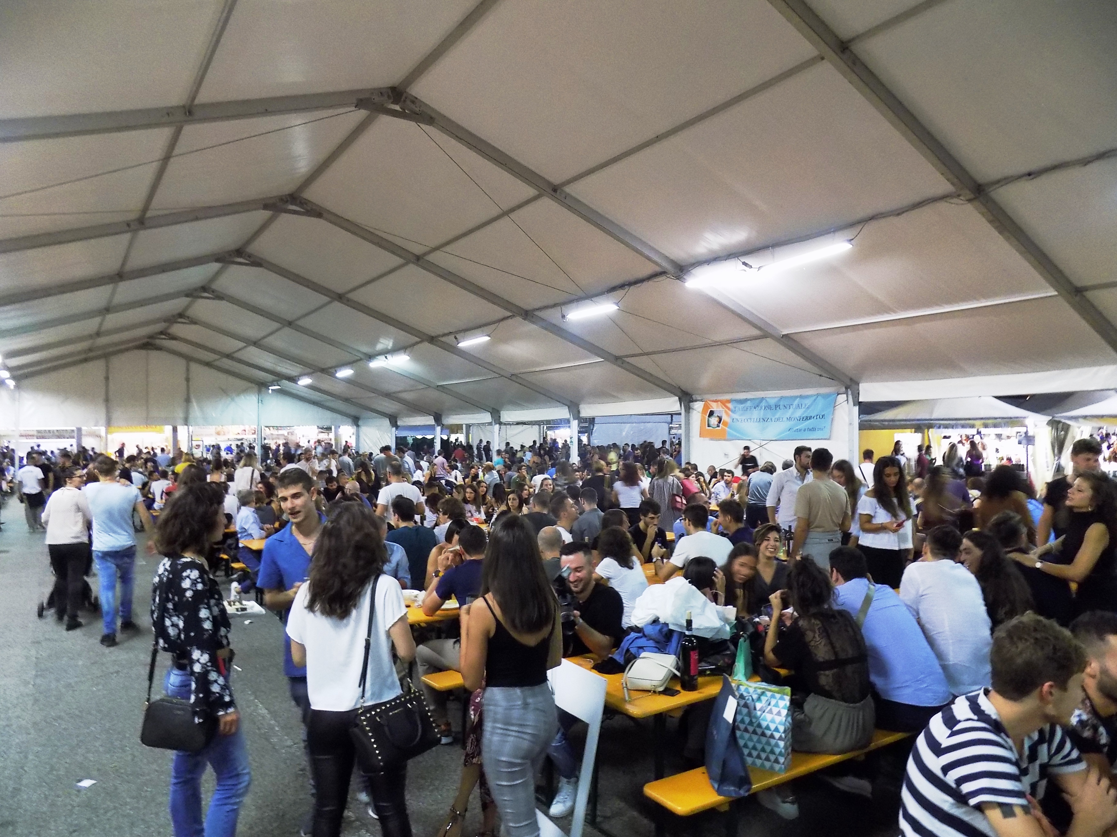 foto di un'edizione precedente della festa del vino