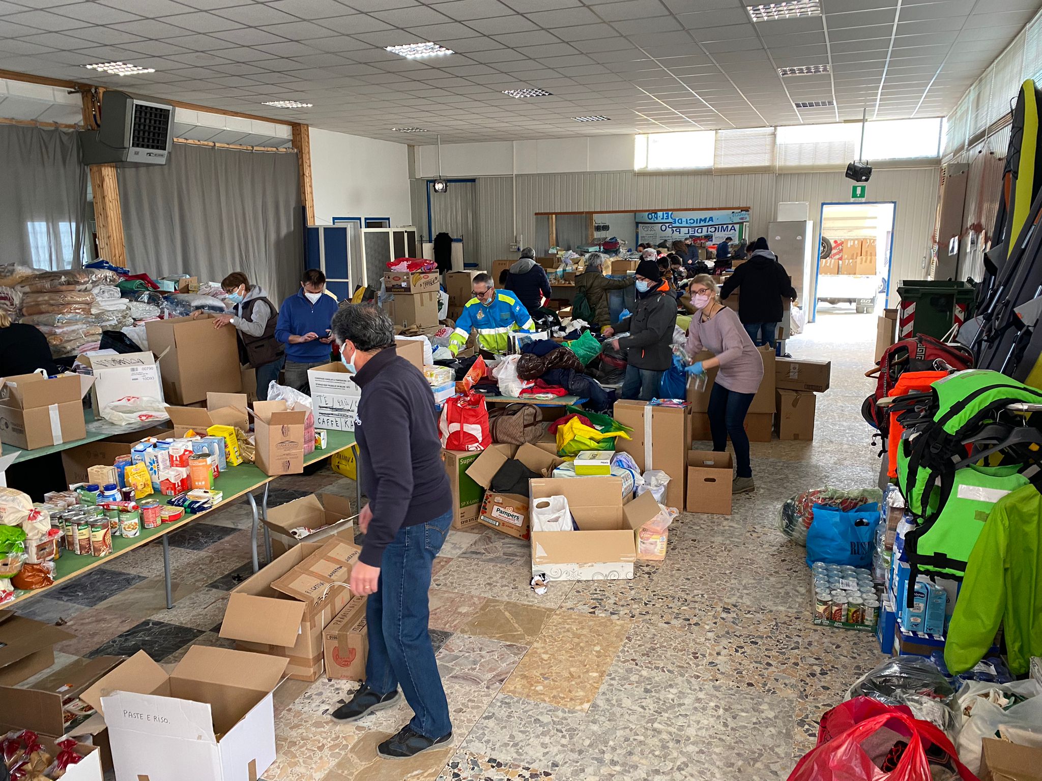 il centro di raccolta aiuti per l'ucraina a casale monferrato