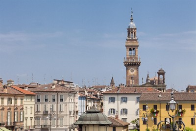 la torre civica vista dal castello