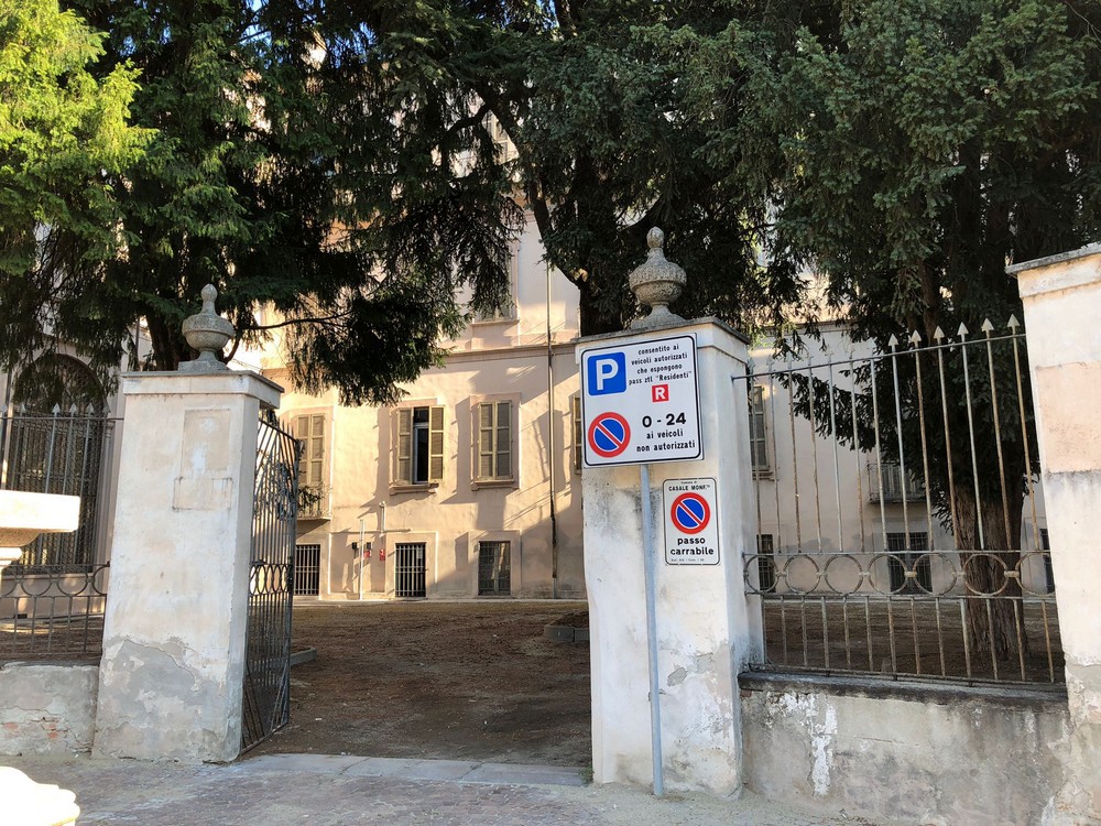 l'ingresso del parcheggio