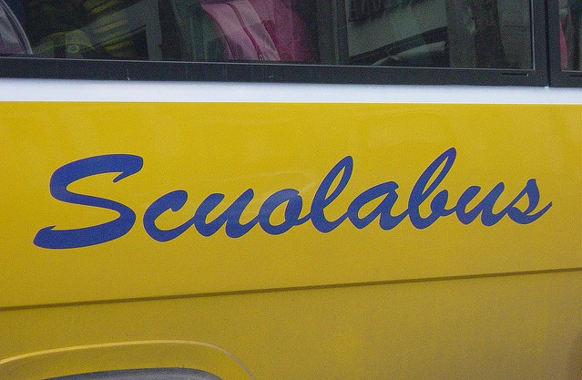 la foto di uno scuolabus