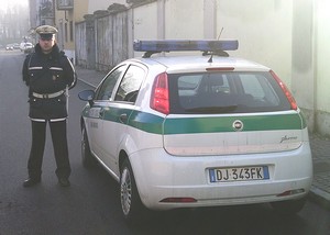 auto e agente di polizia locale