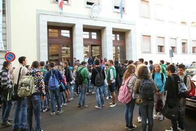 alunni fuori da una scuola prima del lockdown