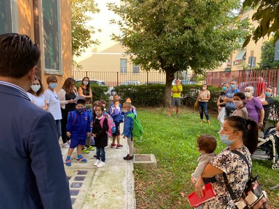 il sindaco riboldi durante la visita a una scuola cittadina