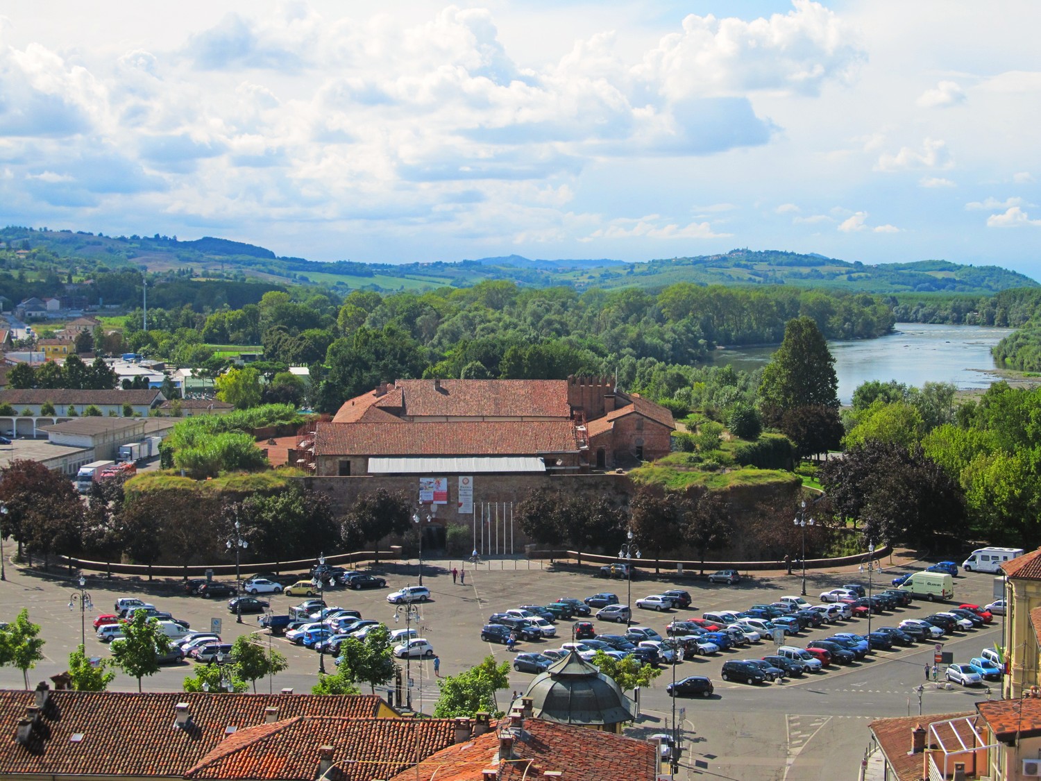 castello, fiume e po e colline