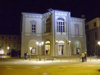 immagine notturna teatro municipale