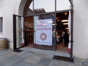 l'ingresso all'enoteca del monferrato