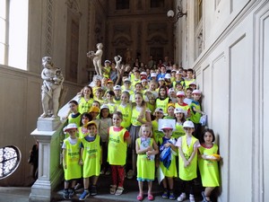 foto di gruppo dei bambini del pedibus