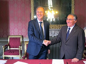 il sindaco Demezzi e il presidente Bonzano al momento della firma