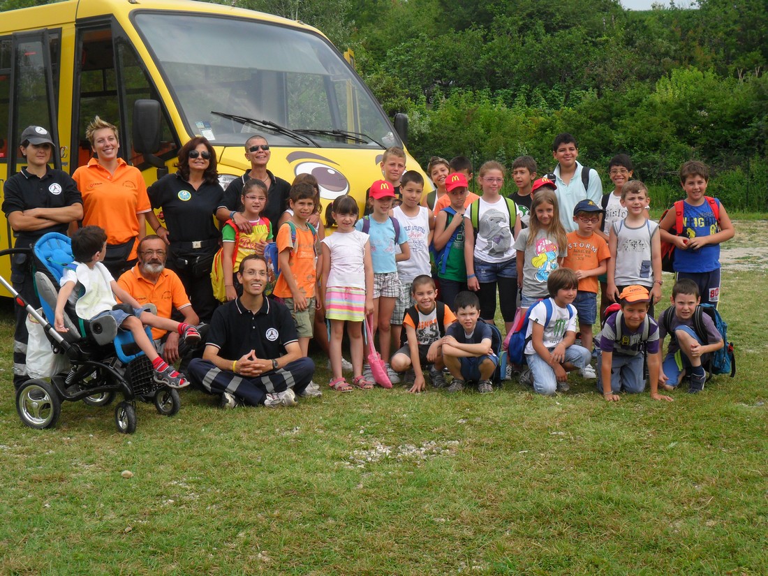 foto di gruppo dei bambini del centro estivo