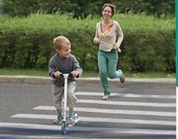 foto bambini che attraversano