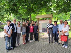 foto di gruppo nei giardini 