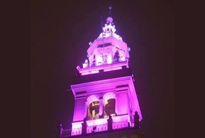 la torre civica illuminata di rosa