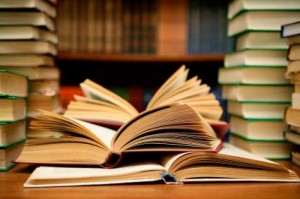 assembramento di libri aperti e chiusi