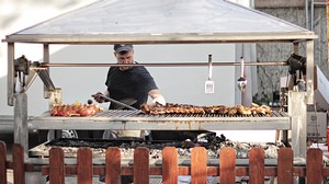 foto di un bracere con carne allo spiedo