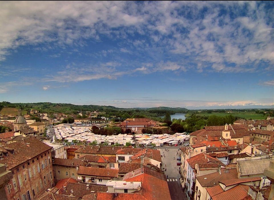 una vista dall'alto del mercato di piazza castello