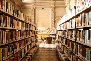 l'interno della biblioteca civica