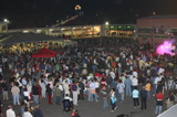 folla in piazza castello per festa del vino