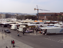 immagine mercato piazza castello