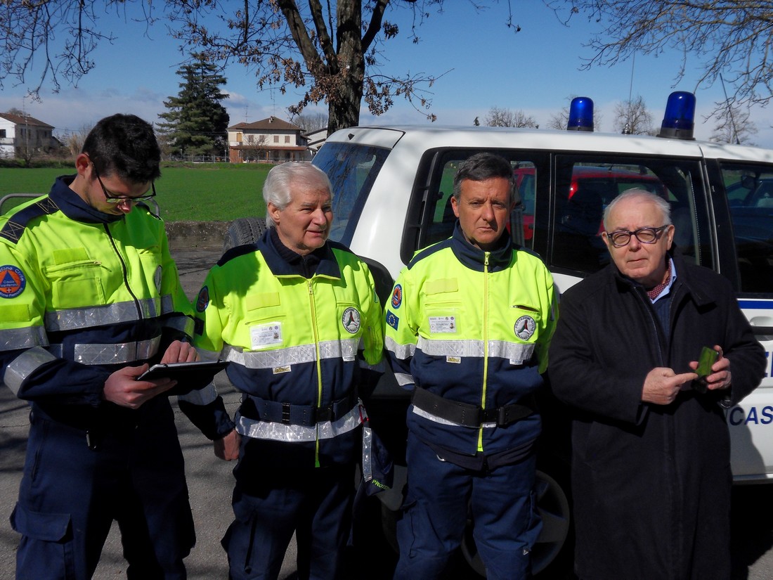 i volontari e l'assessore testano la app di protezione civile