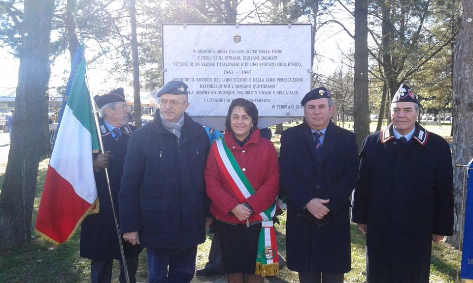 foto di gruppo di fronte alla nuova lapide