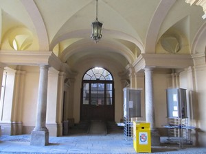 l'ingresso della biblioteca civica