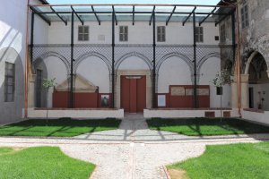 immagine portale e chiostro