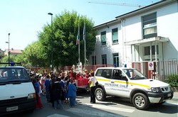 Protezione civile davanti le scuole