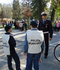 foto vigile con i ragazzi