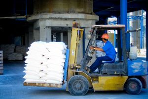 foto di un muletto al lavoro