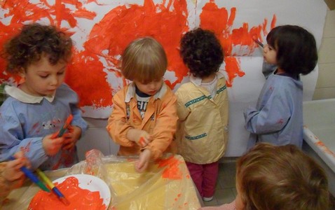 Alcuni bambini del Nido di Porta Milano durante le attività