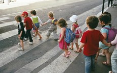 bambini che attraversano la strada 