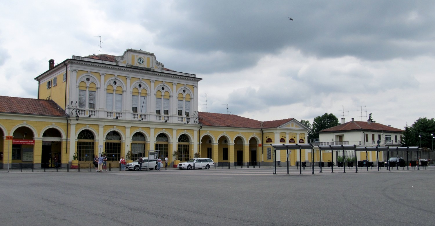 foto della fermata dei pullman alla stazione ferroviaria