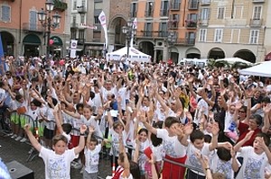 Foto dei partecipanti alla Stracasale in piazza Mazzini