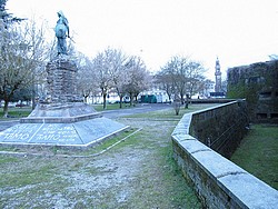monumento alla difesa e fossato castello